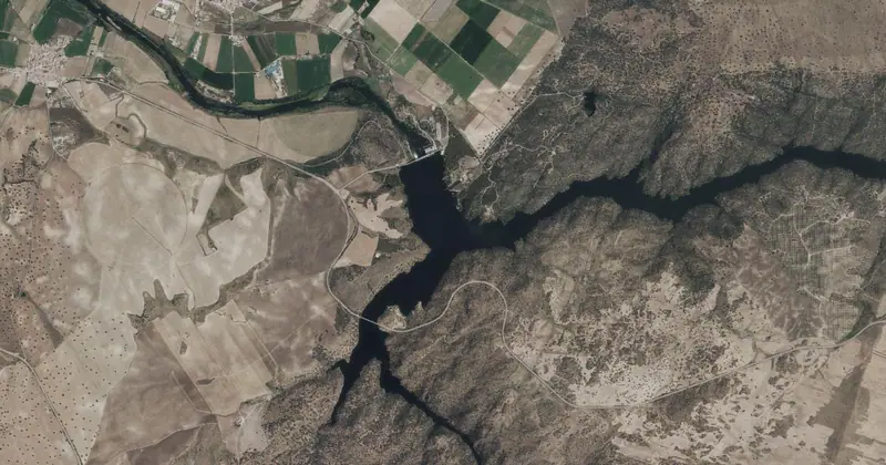 Vista aérea del embalse de Azután