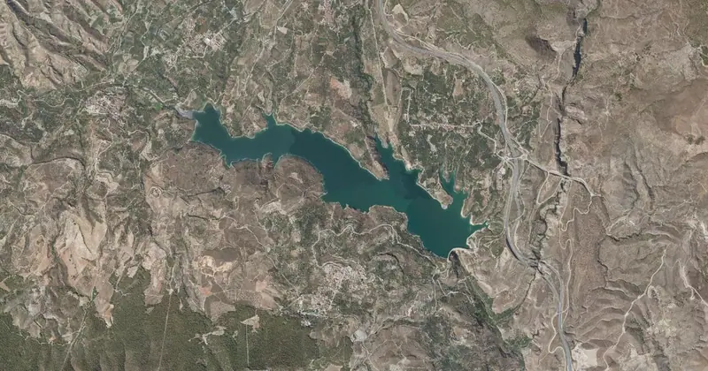Vista aérea del embalse de Béznar