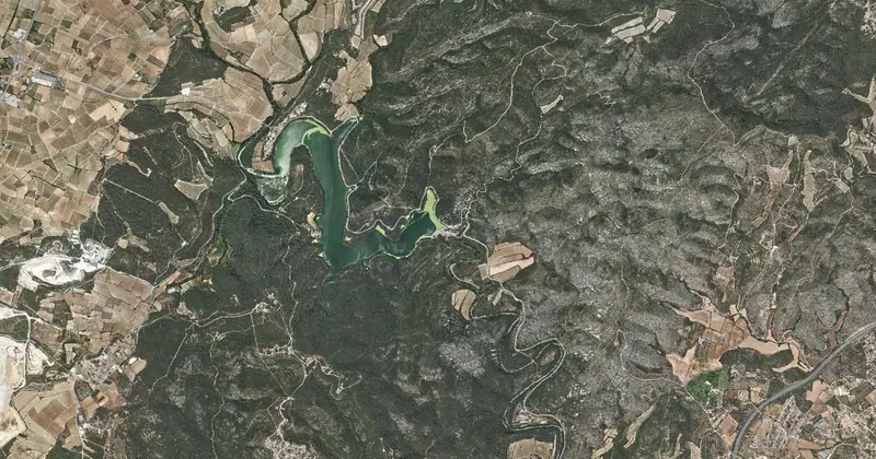 Vista aérea del embalse de Foix