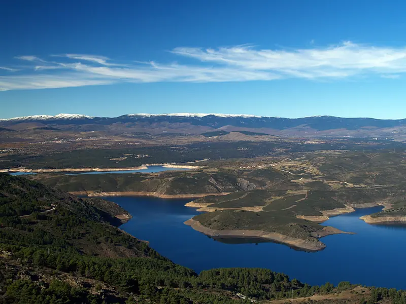 El Atazar en el valle del Lozoya.jpg