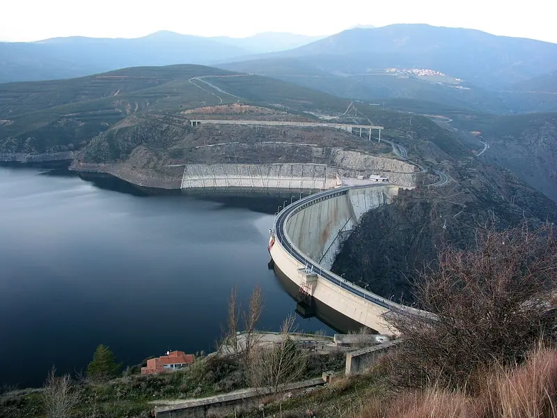 El Atazar dam view02.jpg