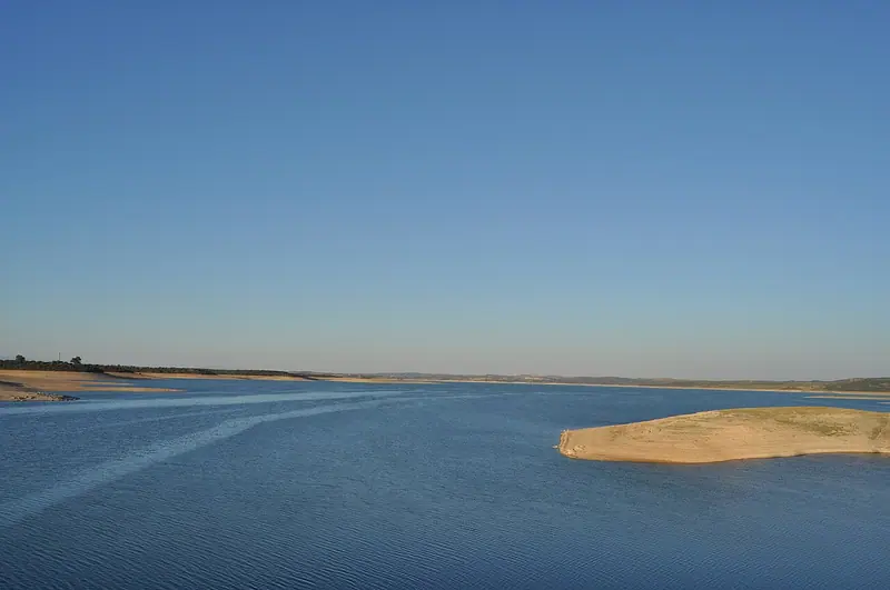 Embalse de Valdecañas (Bohonal de Ibor) - 001 (30407091170).jpg