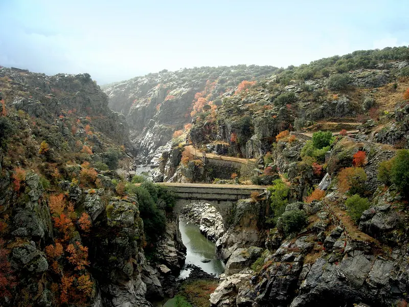 Garganta y puente de El Villar.jpg