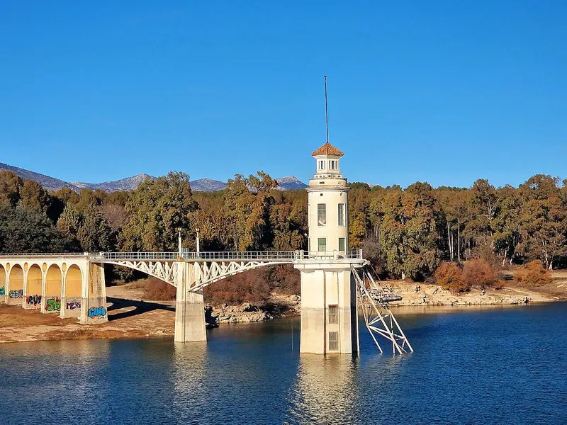 Torre del embalse del Cubillas, en Atarfe (Granada).jpg