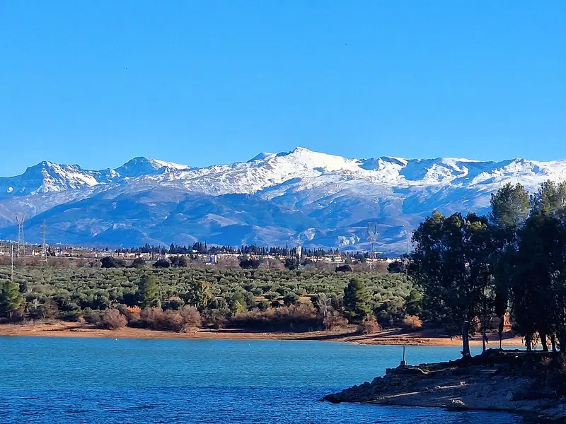 Sierra Nevada desde el embalse del Cubillas, en Atarfe (Granada).jpg