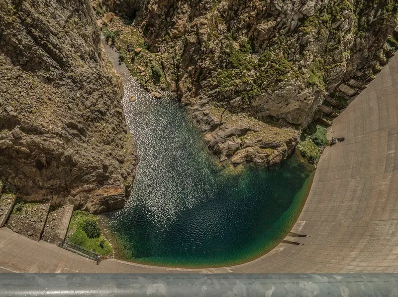 Presa d'aigua del Pantà de Llauset.jpg