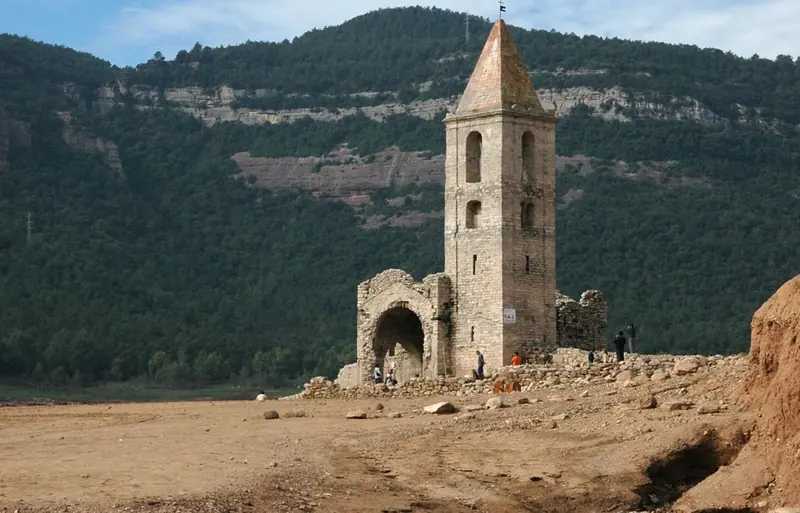 Pantà de Sau - Restes de l'església de Sant Romà2.jpg