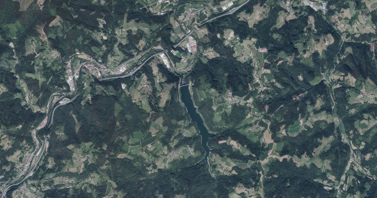 Vista aérea del embalse de Ibiur