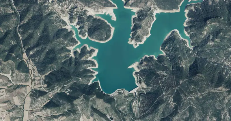 Vista aérea del embalse de Itoiz