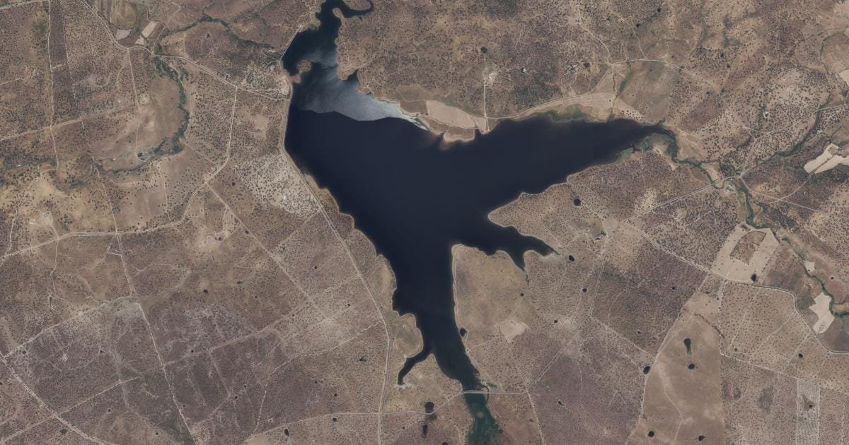 Vista aérea del embalse de Portaje