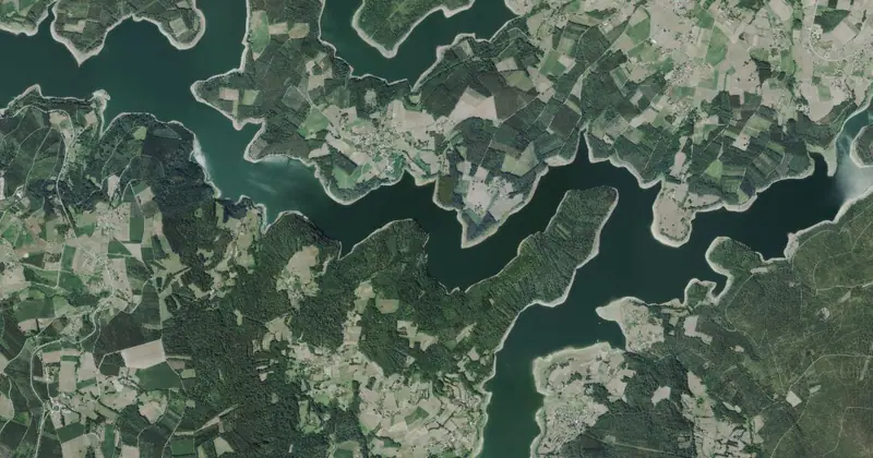 Vista aérea del embalse de Portodemouros