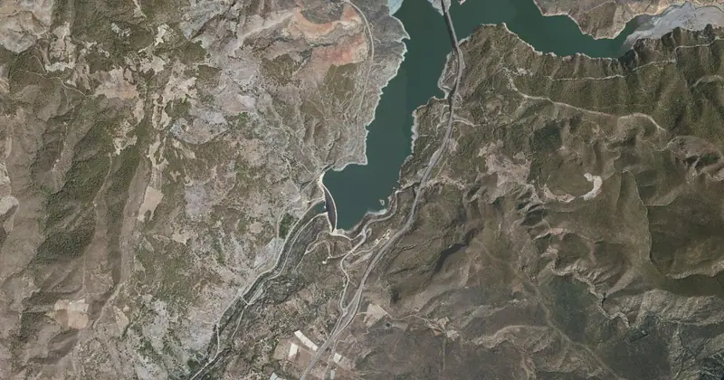 Vista aérea del embalse de Rules