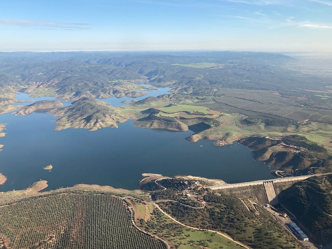 Vista aérea de un embalse español de los que recoge cada semana el boletín hidrológico semanal del MITECO