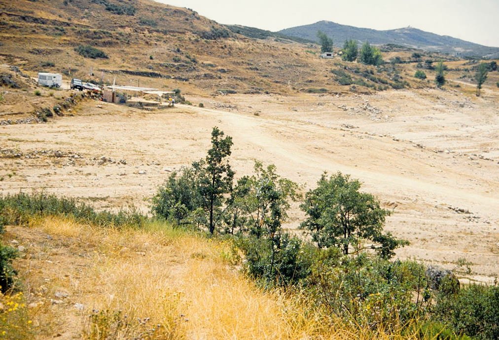 Orilla del embalse de El Atazar en pleno estiaje, con el nivel del agua muy por debajo de la marca habitual