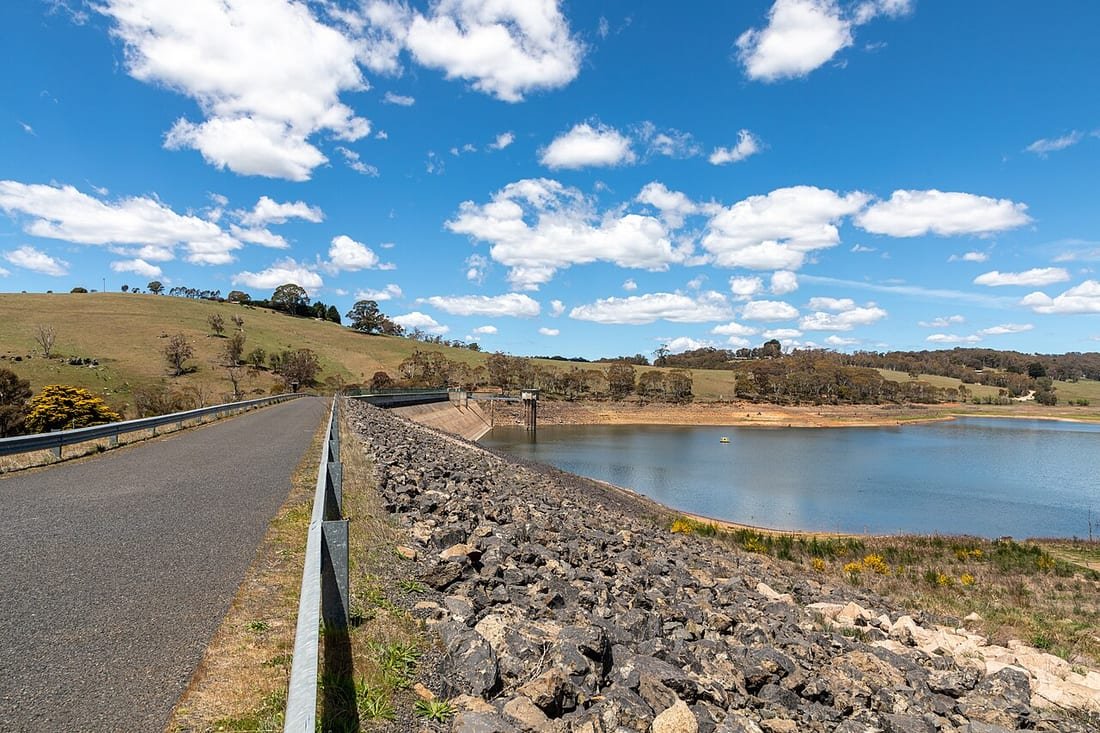 Marcas del nivel del agua en el paramento de una presa, que ilustran qué significa el porcentaje de un embalse